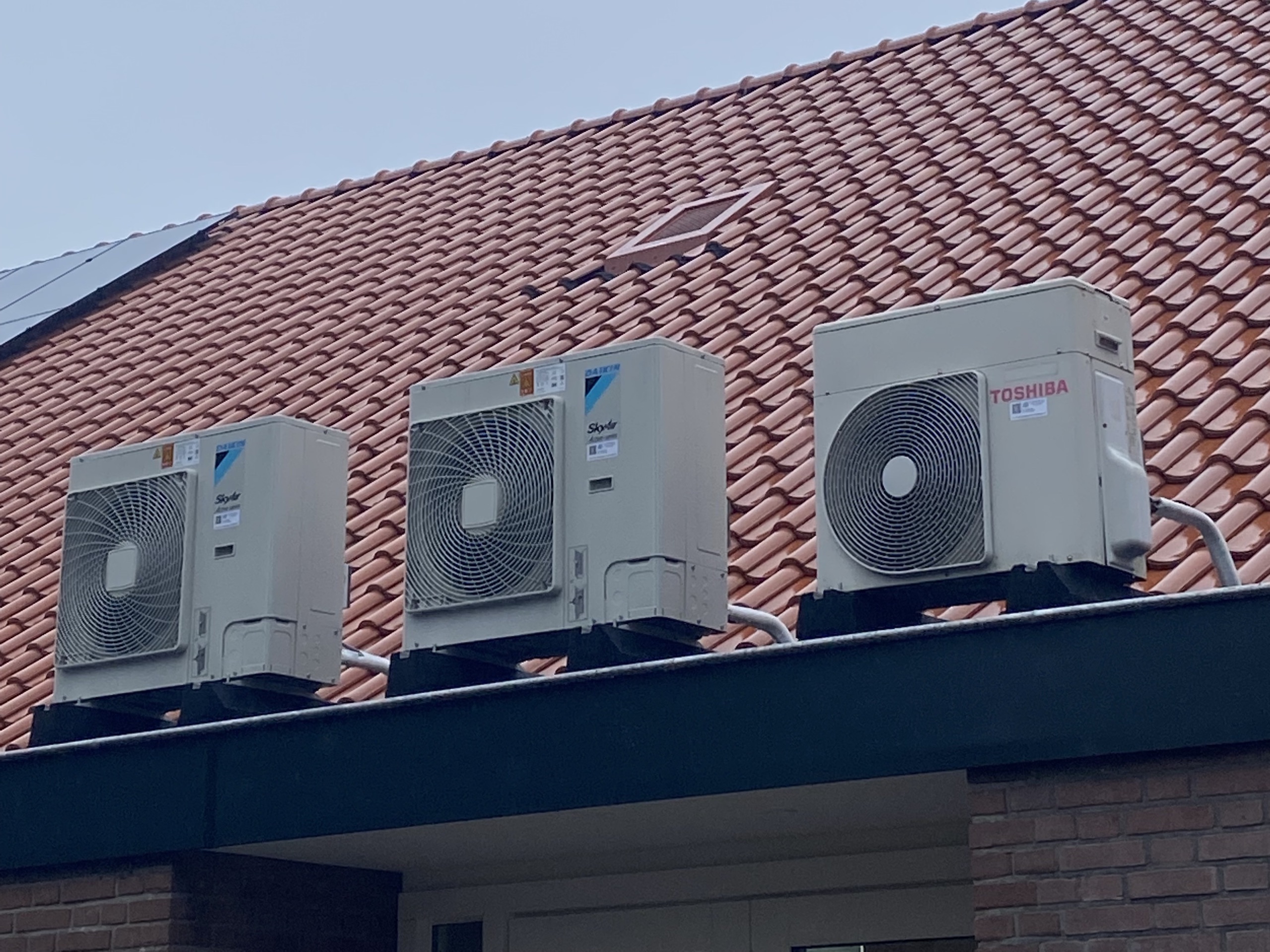 Helm met airco en koelvest: zo blijven motorrijders koel | Onderweg